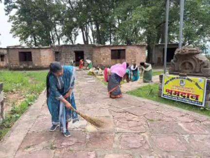 सामरी कुसमी: देवी अहिल्याबाई होल्कर की जयंती पर डीपाडीह में स्वच्छता कार्यक्रम का आयोजन, किया गया श्रमदान