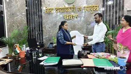 चतरा: चतरा समाहरणालय में उपायुक्त ने 5 चयनित अभ्यर्थियों को नियुक्ति पत्र वितरित किए
