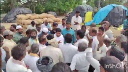 తాండూరు: ప్రభుత్వ నిర్లక్ష్యంతో ఇబ్బందులు పడుతున్న అన్నదాతలు వరి కొనుగోలు కేంద్రాన్ని సందర్శించిన బీసీ కమిషన్ మాజీ సభ్యులు
