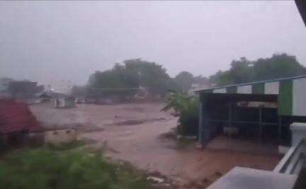 పట్టణంలో ఓ మోస్తారుగా కురిసిన వర్షం కాస్త ఇబ్బంది పడ్డ వ్యాపారస్తులు, ప్రయాణికులు