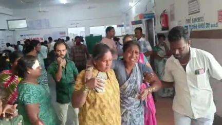 ಪಾವಗಡ: ಪಟ್ಟಣದಲ್ಲಿ ಕಾರು, ಅಟೋ ನಡುವೆ ಡಿಕ್ಕಿ ಕೂಲಿಯಾಳುಗಳಿಗೆ ತೀವ್ರತರಹ ಪೆಟ್ಟು #localissue