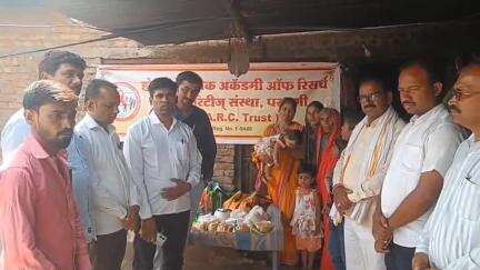 एचएआरसी तर्फे निराधार विधवा ताईला उदरनिर्वाहासाठी  शेळी व करडू  भेट
*जीवनावश्यक साहित्य भेट देऊन शैक्षणिक पालकत्वाची उचलली जबाबदारी