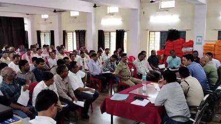 राजगढ़: प्रधानमंत्री के कार्यक्रम को लेकर ब्यावरा में जिला पंचायत सीईओ ने अधिकारियों की बैठक ली