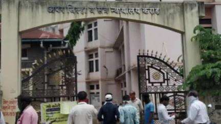 कराड: ग्रामसेवकास शिवीगाळ आणि धक्काबुक्की केल्याप्रकरणी एकास सश्रम कारावास;
कराड विशेष न्यायालयाचा महत्वपूर्ण निकाल