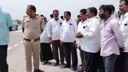 కోదాడ: కోదాడ బైపాస్ వద్ద ఫ్లై ఓవర్ నిర్మించాలని కట్టకొమ్ములగూడెం, ఆర్లగూడెం వివిధ గ్రామాల ప్రజలు విజ్ఞప్తి