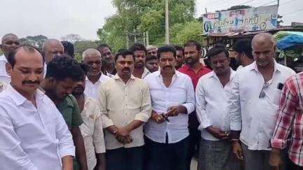 మాచర్ల ఎమ్మెల్యే జూలకంటిపై అసత్య కథనాలు ప్రచురిస్తే సహించేది లేందంటూ కరంపూడి ప్రధాన రహదారిపై TDP శ్రేణుల నిరసన