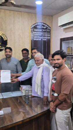 खैरथल में कांग्रेस पार्षदों ने नगर परिषद कमिश्नर को सौंपा ज्ञापन, राजनीतिक भेदभाव का आरोप