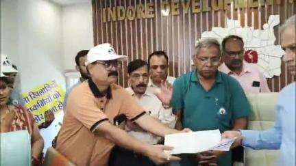 बिचौली हप्सी: क्रीड़ा भारती ने खेल प्रशिक्षकों की नियुक्ति में पारदर्शिता की मांग के साथ संभागायुक्त को ज्ञापन सौंपा