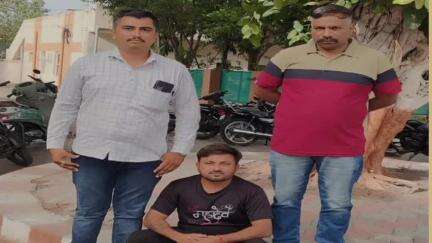 જામનગર શહેર: ખાવા ચકલા વિસ્તારમાં રહેતો અને છેલ્લા 11 મહિનાથી ફરાર આરોપીને પોલીસે દ્વારકાથી ઝડપી લીધો