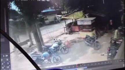 शाहबाद: सहादत नगर इंडियन बैंक के शाखा प्रबंधक की दिनदहाड़े बाइक चोरी, घटना सीसीटीवी कैमरे में कैद