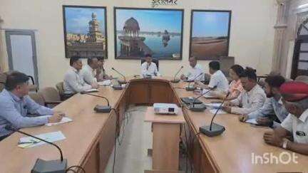 जैसलमेर: अंतर्राष्ट्रीय योग दिवस के सफल आयोजन हेतु जिला कलेक्टर ने कार्यालय में अधिकारियों के साथ की बैठक