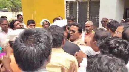 भोकरदन: फसवणूक करणाऱ्या व्यापाऱ्याविरोधात कडक कारवाई करावी या मागणीसाठी शेकडो शेतकऱ्यांनी केले पोलीस ठाणे येथे ठिय्या आंदोलन