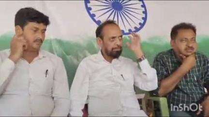 घाटशिला: जिप सदस्य कर्ण सिंह की गिरफ्तारी की खबर सुनकर सांसद विद्युत वरण महतो पहुंचे उनके आवास