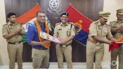 खलीलाबाद: पुलिस लाइन में पुलिस अधीक्षक की उपस्थिति में क्षेत्राधिकारी खलीलाबाद के स्थानांतरण पर विदाई सम्मान समारोह किया गया