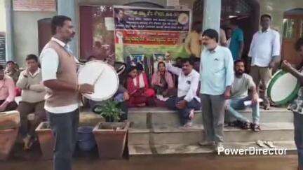 ಗುಂಡ್ಲುಪೇಟೆ: ಪಟ್ಟಣದಲ್ಲಿ ಮುಂದುವರಿದ ಪೌರ ನೌಕರರ ಪ್ರತಿಭಟನೆ, ತಮಟೆ ಚಳವಳಿ ನಡೆಸಿ ಆಕ್ರೋಶ