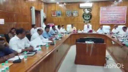 बहराइच: कलेक्ट्रेट सभागार में प्रमुख सचिव सहकारिता ने जिले के अधिकारियों के साथ की बैठक, दिए निर्देश