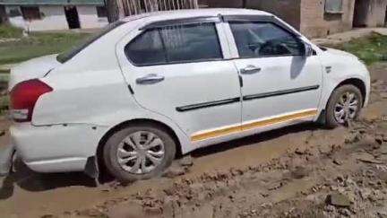 बैरगनियां: बैरगनिया कब्रिस्तान के पास वाली सड़क की स्थिति पूरी तरह बदहाल कीचड़ और गड्ढे के कारण लोग परेशान #jansamasya