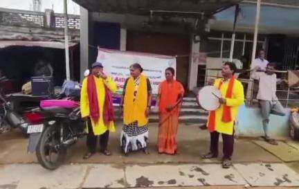 పట్టణంలోని మారుతి ప్రసన్న కూడలి వద్ద మ్యాజిక్ షో ద్వారా ఎయిడ్స్ పై అవగాహన కల్పించిన కళాకారులు