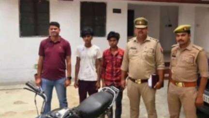 कांठ: ग्राम खलीलपुर कद्दीम निवासी को चोरी की बाइक के साथ दो युवकों को किया गया गिरफ्तार