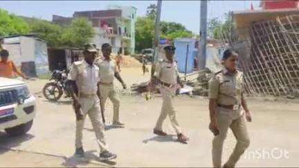 बरौली: बरौली बाजार में पुलिस ने कोर्ट के आदेश पर फर्जीवाड़ा मामले में फरार आरोपी के घर पर चिपकाया इश्तहार