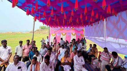 ଅନୁଗୋଳ: ରେଙ୍ଗାଳି ଜଳ ଭଣ୍ଡାରରେ ମାଛ ଜାଆଁଳା ଛାଡ଼ିବା ପାଇଁ ଖିଣ୍ଡୋ ଗ୍ରାମରେ ହେଉଥିବା କାର୍ଯ୍ୟକ୍ରମରେ ଯୋଗ ଦେଲେ ପାଲଲହଡ଼ା ବିଧାୟକ