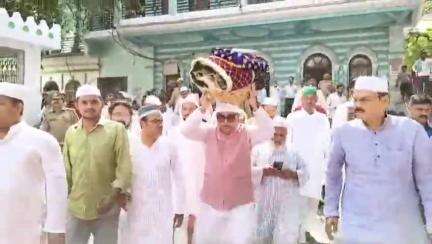 बहराइच: दरगाह पहुंचे भाजपा अल्पसंख्यक प्रकोष्ठ के राष्ट्रीय अध्यक्ष ने मज़ार पर चादर पेश कर मांगी अमन-चैन की दुआएं