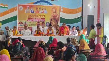 मिल्कीपुर: हैरिंग्टनगंज ब्लाक सभागार में भाजपा जिला अध्यक्ष महिला मोर्चा ने कहा, पिछली सरकारें हमारा उत्थान नहीं चाहती थीं