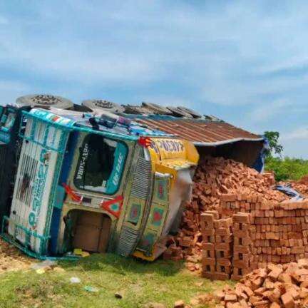 ईचागढ़: दुबराजपुर के पास ईंट लदा ट्रक अनियंत्रित होकर पलटा, चालक ने कूदकर जान बचाई