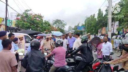 পশ্চিম যোৰহাট: বৰুৱা চাৰিআলিত DTO , অতিৰিক্ত জিলা আয়ুক্তৰ উপস্থিতিত যান বাহন আইন সম্পৰ্কে সজাগতা