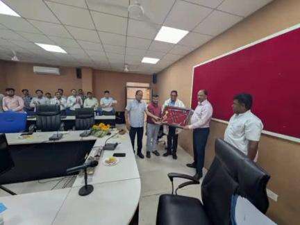 अलीराजपुर: जिला कलेक्ट्रेट में अनुविभागीय अधिकारी चंद्रशेखर आजाद नगर के एसआर यादव के सेवानिवृत्त होने पर विदाई समारोह आयोजित