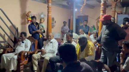 ಮದ್ದೂರು: ಗೊರವನಹಳ್ಳಿ ಗ್ರಾಮಲ್ಲಿ ಸಾವನಪ್ಪಿದ ಮಗು ಕುಟುಂಬಕ್ಕೆ ಮಾಜಿ ಸಚಿವ ಡಿಸಿ ತಮ್ಮಣ್ಣನವರಿಂದ ಸಾಂತ್ವಾನ