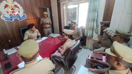 महोबा: थाना श्रीनगर में सीओ चरखारी ने अर्दली रूम बैठक की, विवेचनाओं के शीघ्र निस्तारण व अपराध नियंत्रण के लिए दिए दिशा निर्देश
