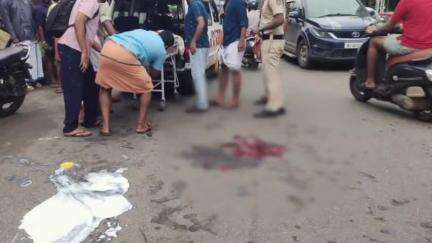 ഒറ്റപ്പാലം: ഒറ്റപ്പാലത്ത് ബസ് തലയിലൂടെ കയറിയിറങ്ങി യുവതിക്ക് ദാരുണാന്ത്യം, ഭർത്താവിന് ഗുരുതര പരിക്ക്