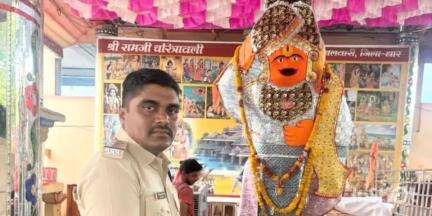 गंधवानी: गंधवानी में नवागत थाना प्रभारी प्रवीण ठाकरे ने पदभार ग्रहण किया, बलवारी हनुमान मंदिर में दर्शन किए
