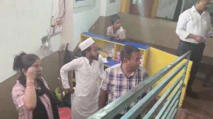 लहरपुर: नगर क्षेत्र में दो प्राइवेट अस्पतालों में संचालित मेडिकल स्टोरों की नोडल अधिकारी और औषधि निरीक्षक ने की जांच