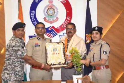 कांकेर: पुलिस कार्यालय कांकेर के सभाकक्ष में एएसआई और हेड कांस्टेबल के सेवानिवृत्त होने पर दी गई विदाई