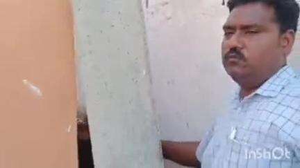 भितरवार: नगर के एसडीएम कार्यालय और गुरुद्वारे के बीच तंग गली में फंसी दो गायों को निकाला गया