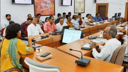 सिवनी: कलेक्ट्रेट सभा कक्ष में परियोजना प्रबंधन इकाई की बैठक संपन्न, संस्था प्रमुखों और शिक्षकों को नोटिस जारी