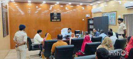 मधुबनी: जिलाधिकारी ने "जनता के दरबार में जिलाधिकारी कार्यक्रम" के तहत 69 परिवादियों की समस्याएं समाहरणालय कक्ष में सुना