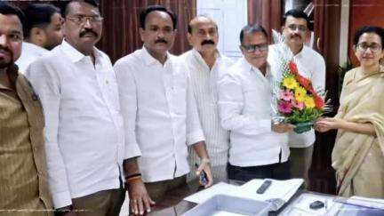 धुळे: शेतकऱ्यांच्या प्रश्नी नूतन जिल्हाधिकारी विसपुते यांची भाजप ग्रामीण जिल्हाध्यक्ष खलाणे पदाधिकारी यांनी घेतली भेट