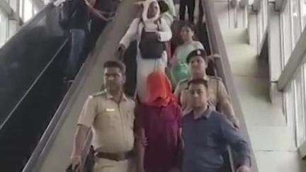 জলপাইগুড়ি: এনজেপি স্টেশনে নাবালিকাকে ধর্ষণ, হায়দ্রাবাদ থেকে গ্রেফতার অভিযুক্ত, ধৃতকে জলপাইগুড়ি জেলা আদালতে তোলা হলো