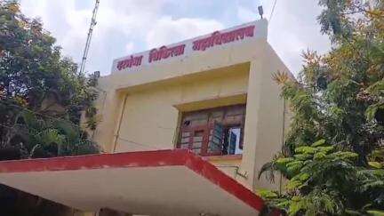 दरभंगा: डीएमसीएच परीक्षा भवन के पास गांधी मूर्ति पर बालू का ढेर, अधीक्षिका ने लिया संज्ञान