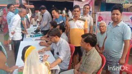 मंडावर: मंडावर गांधी चौक पर आयोजित किया गया निशुल्क डायबिटीज़ एवं रक्तचाप शिविर