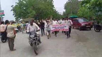मुर्तीजापूर: तहसील कार्यालय येथे किसान ब्रिगेड कर्जमाफी अभियानांतर्गत शेतकऱ्यांना कर्जमाफी देण्याबाबत तहसीलदारांना दिले निवेदन