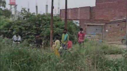 एटा: तेज रफ्तार कार अनियंत्रित होकर नाले में गिरी, कार सवार बाल-बाल बचे, मौके पर पहुंची पुलिस, मानपुर गांव पुलिया समीप