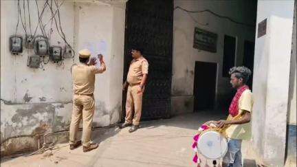 ज्ञानपुर: डीएम के आदेश पर भदोही पुलिस ने छह अपराधियों को किया जिला बदर, डुगडुगी बनवाकर चस्पा की नोटिस