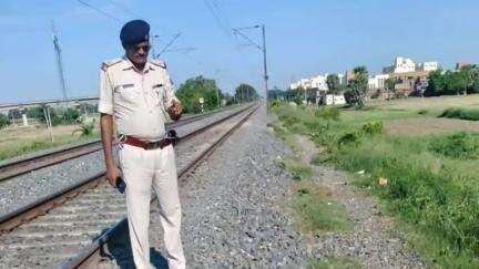 बख्तियारपुर: बख्तियारपुर रेल पुलिस ने देदौर गांव के पास रेल ट्रैक से एक अज्ञात शव बरामद कर स्थानीय पुलिस को सौंपा