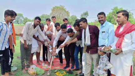 शामगढ़: शामगढ़ सुवासरा के जमुनिया गांव में सड़क को लेकर भूमि पूजन, जिला पंचायत अध्यक्ष प्रतिनिधि भी पहुंचे