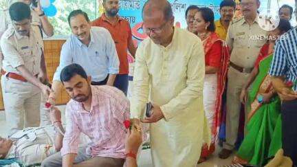 বিষ্ণুপুর ২: ডায়মন্ড হারবার পুলিশ জেলার পক্ষথেকে বিষ্ণুপুর থানার উদ্যোগে স্বেচ্ছায় রক্তদান শিবির উপস্থিত পুলিশ সুপার রাহুল গোস্বামী