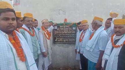 मधुबनी: वार्ड-44 में सड़क निर्माण कार्य का पूर्व उद्योग मंत्री व मधुबनी विधायक समीर महासेठ ने किया शिलान्यास